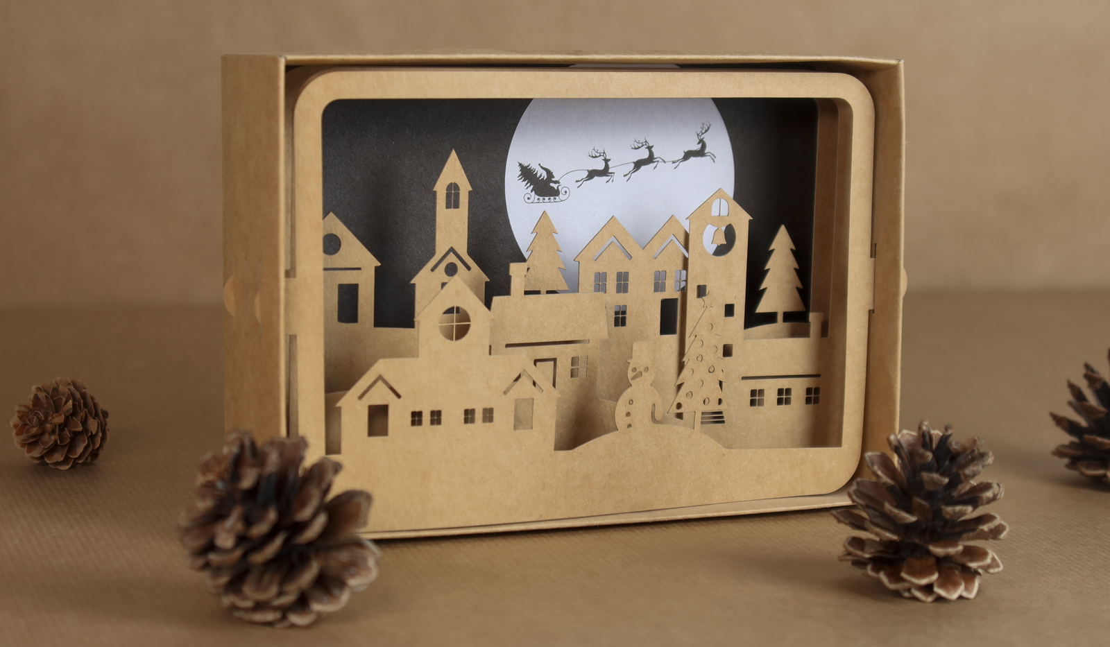 Caja con paisaje formado por capas de papel kraft